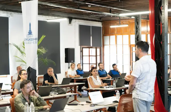 İzmir'de belediye personeline yapay zeka eğitimi verildi