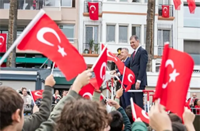 İzmir'de Cumhuriyet coşkusu meydanlara sığmadı