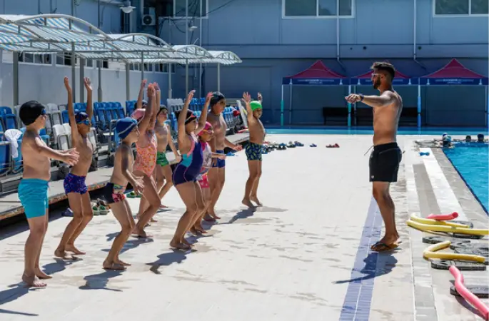 İzmir'de yaz spor okullarında yüzme eğitimleri başladı