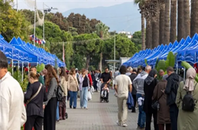 İzmir'in renkli festivali Kültürpark'ta kapılarını açtı