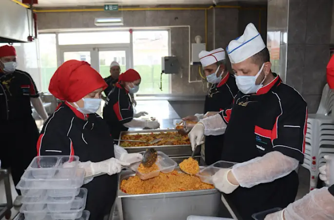  İzmit Belediyesi Aşevi ihtiyaç sahiplerine yemek desteğini sürdürüyor