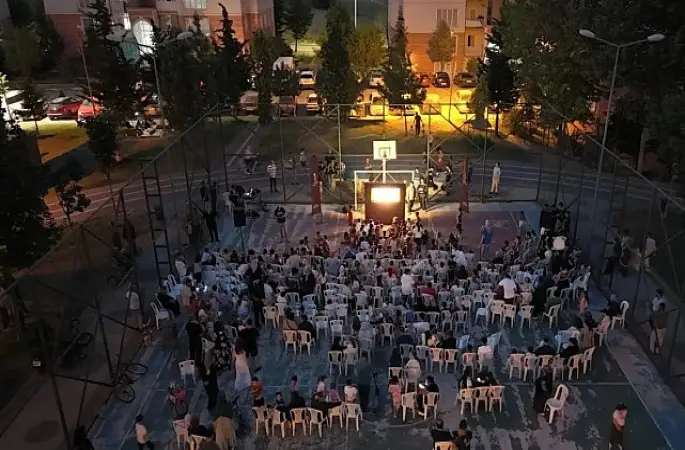 “Karagöz'ün Salıncağı" İlk Gösteriminde Çocuklar Ve Aileler Buluştu
