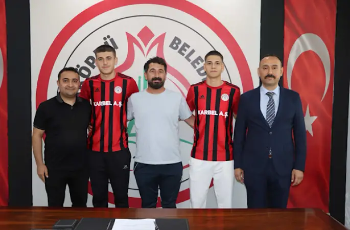 Karaköprü Belediyespor’da 2 genç futbolcu profesyonel sözleşme imzaladı