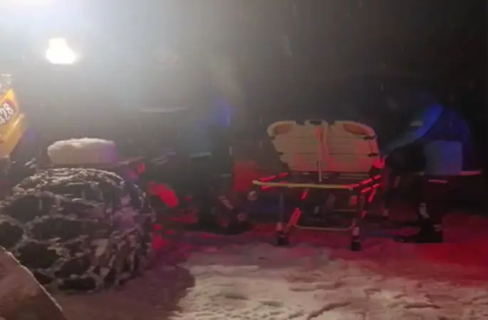 Karla kapanan yol açıldı, zehirlenen vatandaş kurtarıldı
