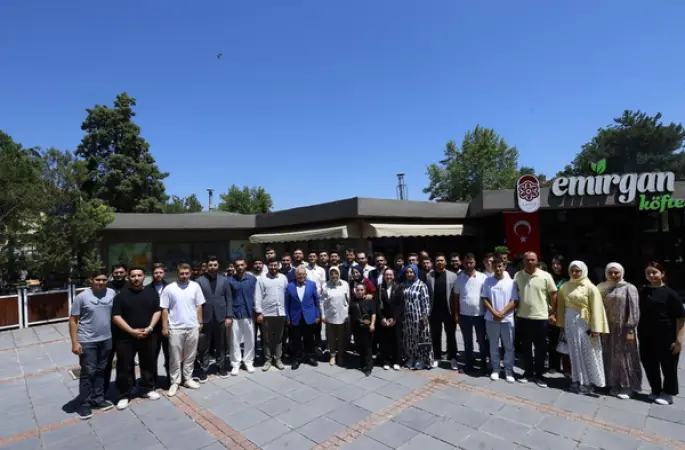 Kayseri Büyükşehir Belediye Başkanı Büyükkılıç, gençlerle buluştu