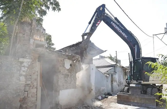 Konak'ta güvenliği tehdit eden metruk yapılar tek tek yıkılıyor