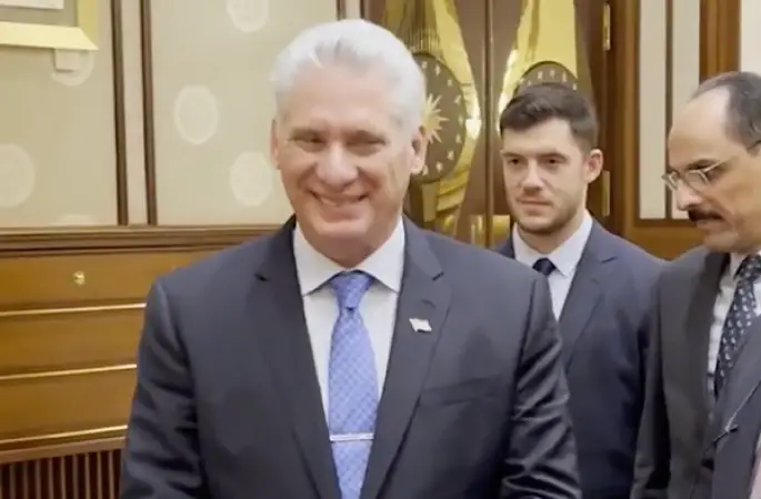 Küba Devlet Başkanı Diaz-Canel, savunma hazırlıklarını inceledi