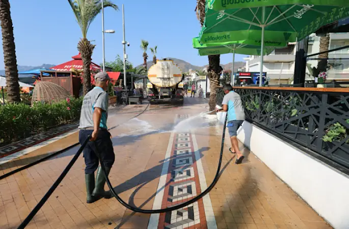 Marmaris'te sahil yolu ve çocuk parklarında temizlik çalışması yapıldı