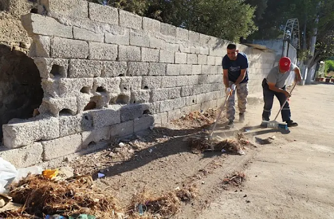 Menderes'te Gümüldür sahil bölgesinde temizlik çalışması yapıldı
