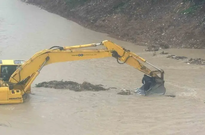 Mersin’de aracıyla çaya düşen sürücü kurtarıldı
