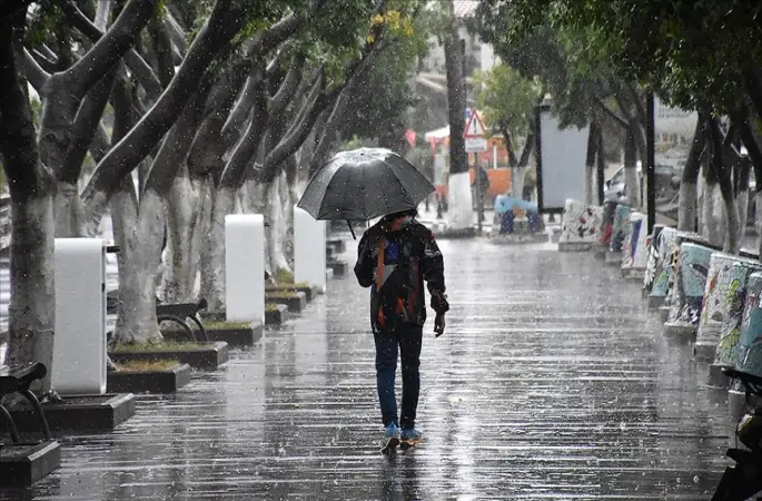 Meteorolojiden Türkiye'nin bazı bölgeleri için kuvvetli yağış ile fırtına uyarısı