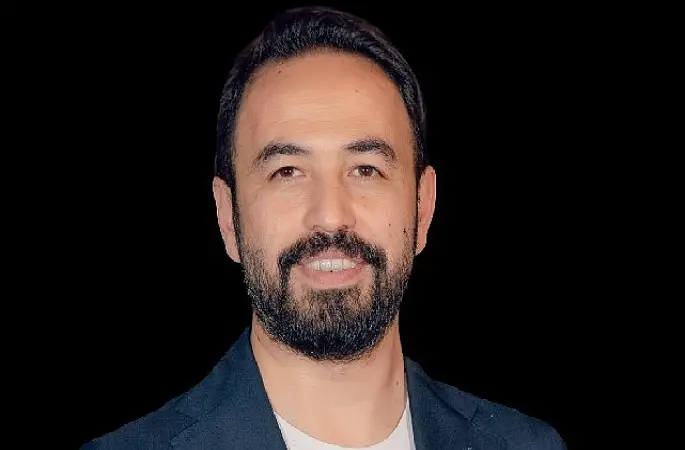 NATO'da gündem olan dijital tehdide eğitim bilimci Doç. Dr. Özgür Bolat'tan ailelere kritik uyarı: “Çözüm yasak değil, öz denetim"