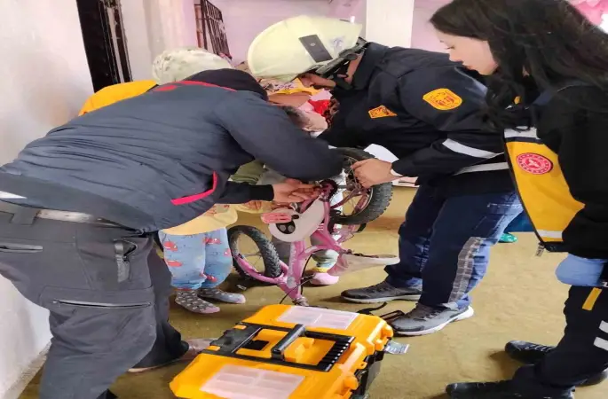 Parmağı bisiklet zincirine sıkışan çocuğu itfaiye kurtardı
