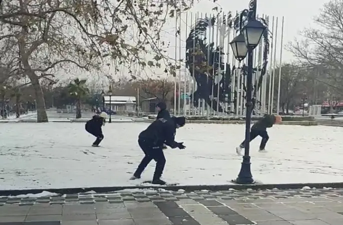 Polis ve çocuklardan kartopu keyfi

