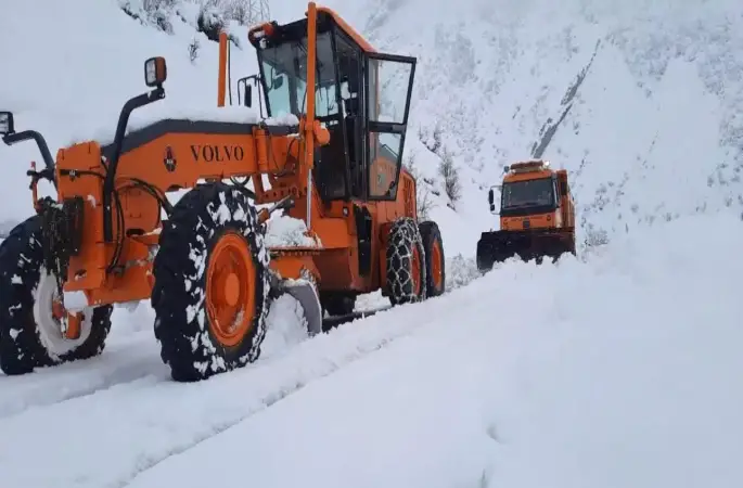 Şırnak’ta karlı yollar ulaşıma açılıyor

