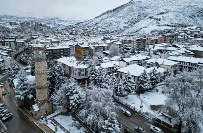 Tarihi Sulusokak beyaz örtüyle görsel şölen sundu
