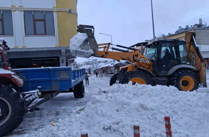 Tercan’da kar temizliği, Girlevik’te buz sarkıtları oluştu
