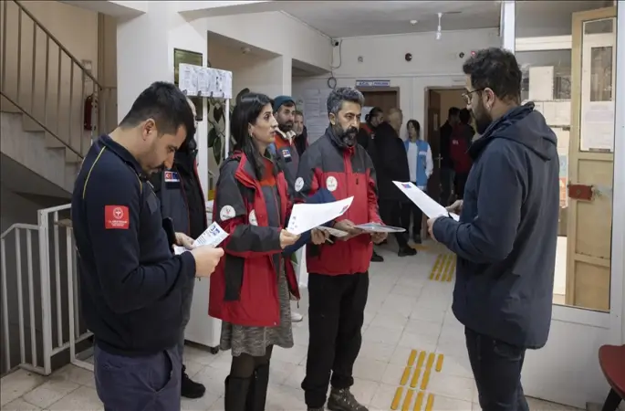 Tunceli'de gönüllüler deprem risklerine karşı ev ve iş yerlerinde 