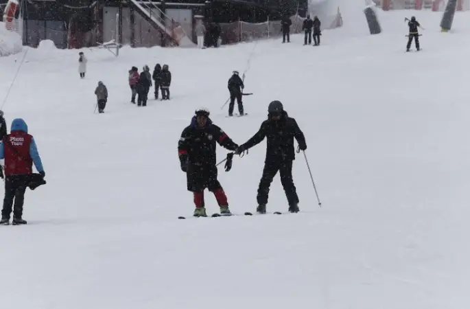 Uludağ’da kar kalınlığı 76 santimetreye ulaştı, pistler doldu taştı
