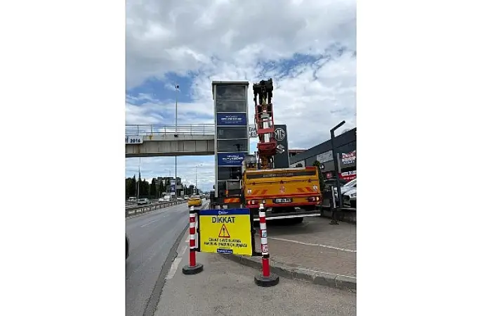 Üst geçitler yeni aydınlatma sistemiyle daha güvenli