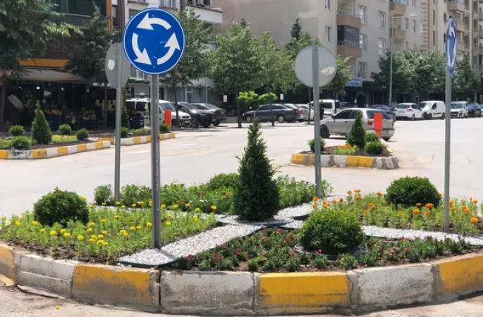 Van Gölbaşı Sokak'ta peyzaj düzenleme çalışmaları sürüyor