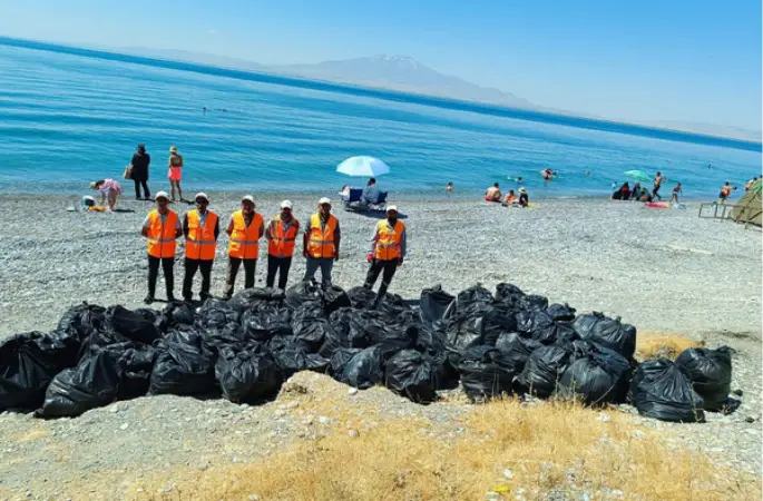 Van Gölü kıyılarında rutin temizlik çalışmaları sürüyor