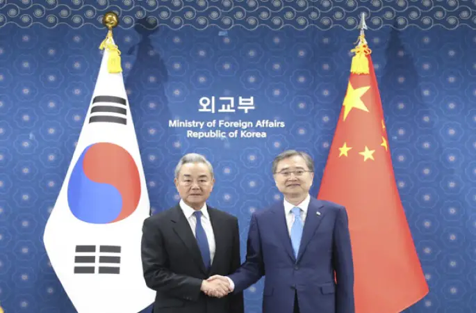 Wang Yi, Güney Kore Dışişleri Bakanı Cho Hyun ile görüştü