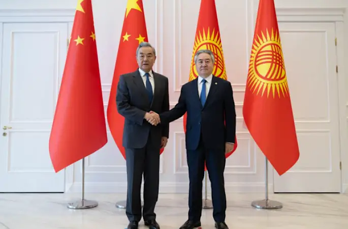 Wang Yi, Kırgız mevkidaşı Kulubaev ile görüştü