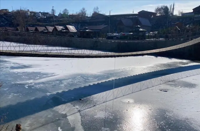 Yurtta en düşük sıcaklık sıfırın altında 15 derece ile Ardahan'ın Göle ilçesinde ölçüldü